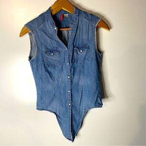 ⚫️ Size 4 Divided Jean vest woman’s